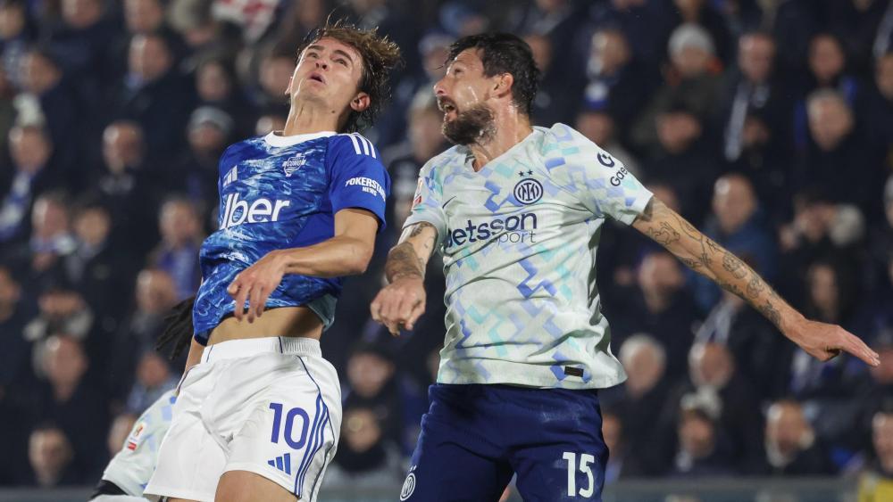 Für Nico Paz war an Francesco Acerbi kein Vorbeikommen. © ANSA / Roberto Bregani