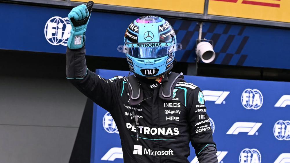 George Russell startet von der Pole Position. © APA/afp / WILLIAM WEST