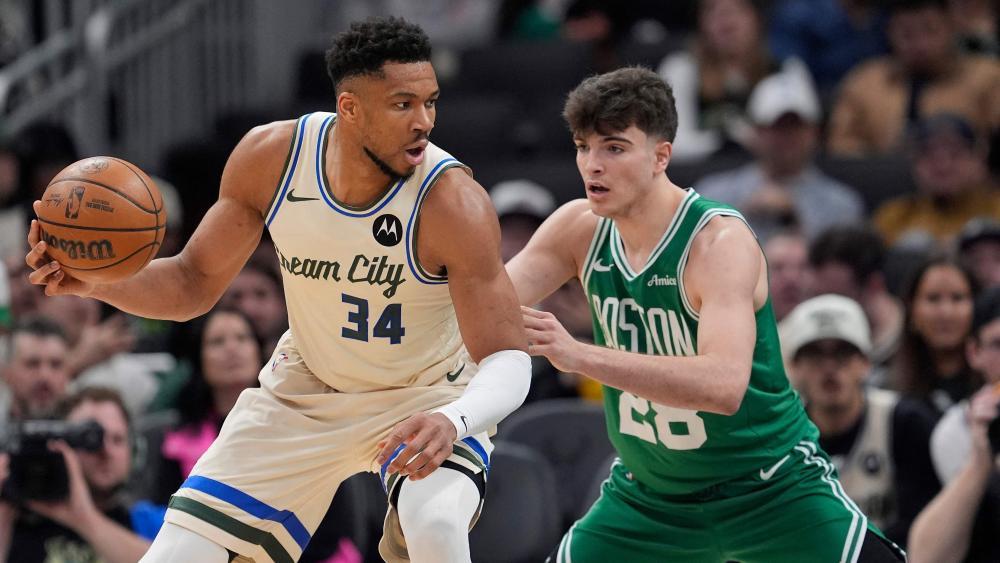 Giannis Antetokounmpo (r.) hatte eine glücklose Rückkehr. © APA / PATRICK MCDERMOTT