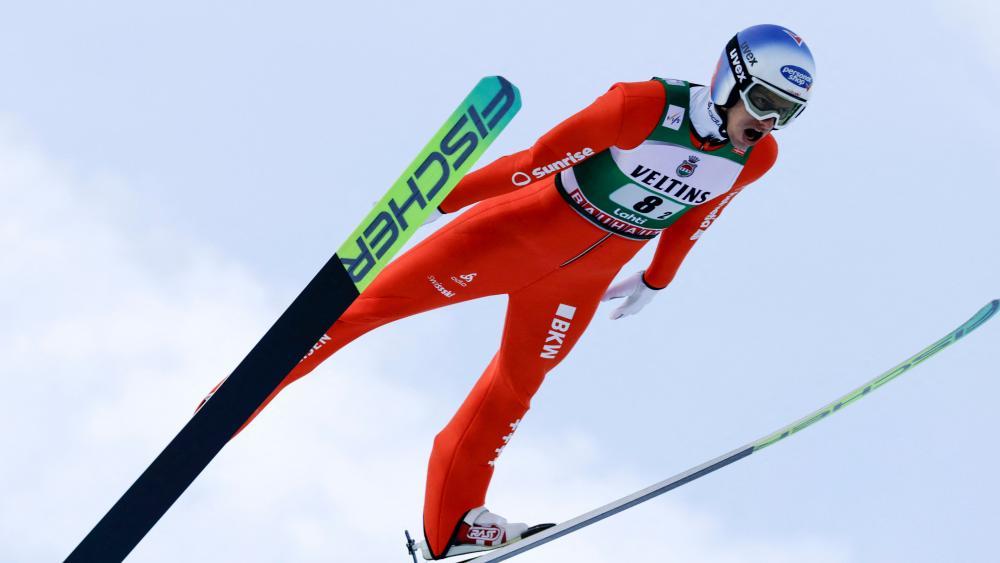 Gregor Deschwanden flog das erste Mal auf das oberste Treppchen. © APA/afp / PETRI KORTENIEMI