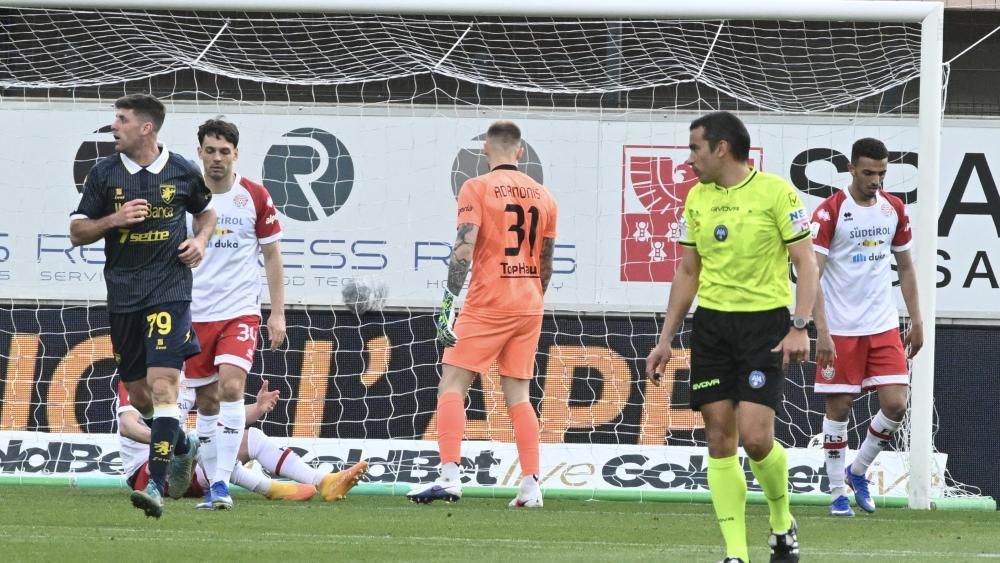 Hängende Köpfe beim FC Südtirol: Das 1:2 von Frosinone resultierte aus einem folgenschweren Missverständnis zwischen Andrea Masiello (am Boden) und Torhüter Marius Adamonis.