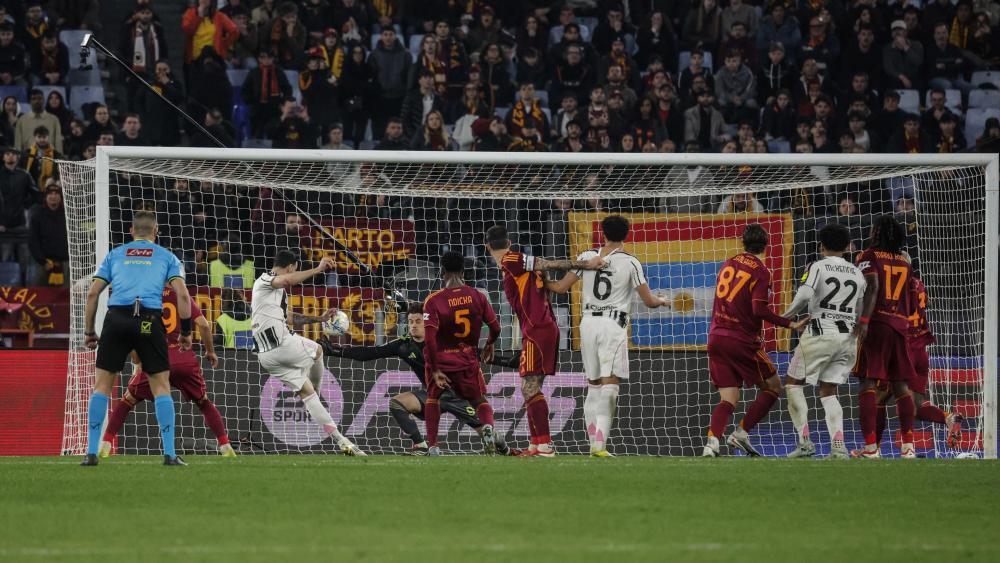 Hier trifft Gatti zum späten 3:3-Ausgleich. © ANSA / GIUSEPPE LAMI