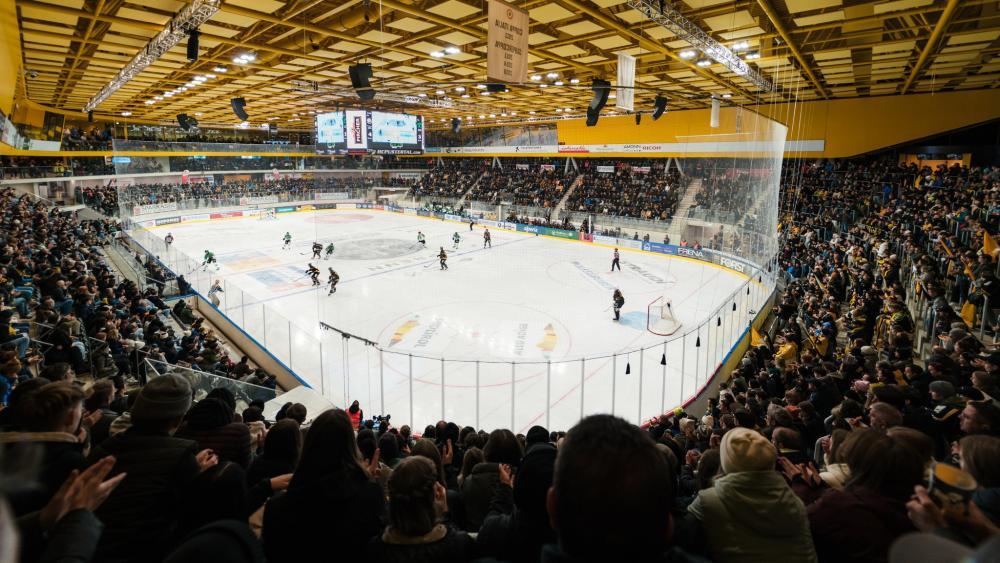 In der ausverkauften Intercable Arena bittet der HCP Salzburg zum Tanz.