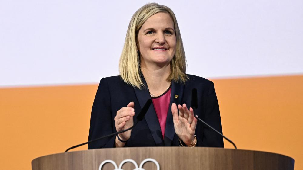 IOC-Präsidentin Kirsty Conventry hat dem Druck von Donald Trump nachgegeben. © APA/afp / FABRICE COFFRINI