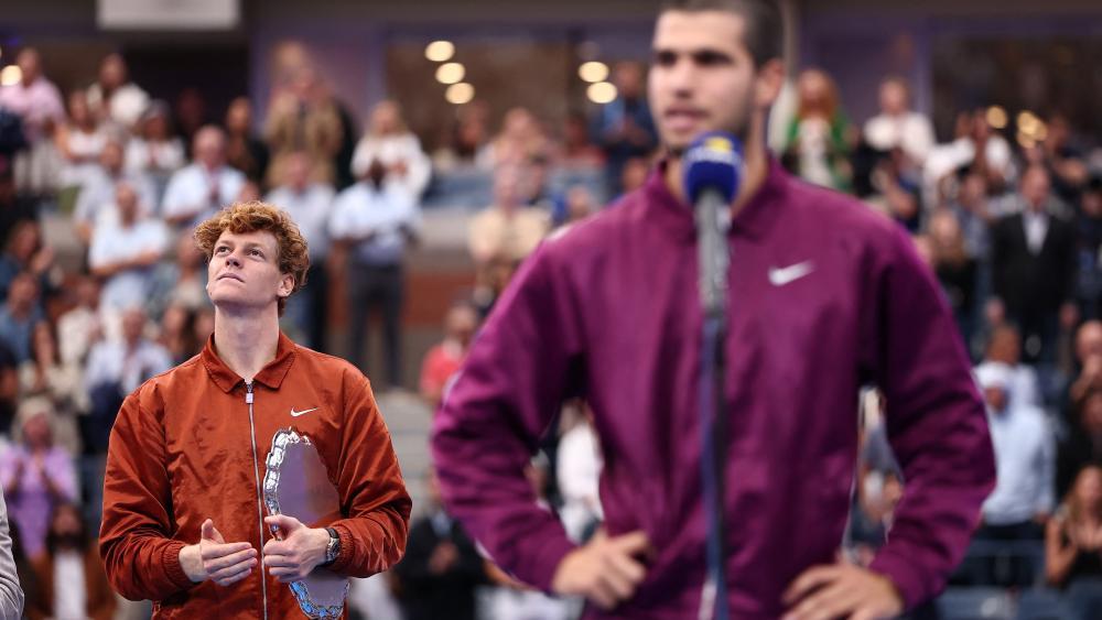 Jannik Sinner (links) und Carlos Alcaraz. © AFP / CHARLY TRIBALLEAU
