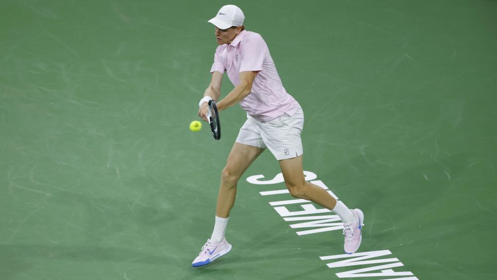 Jannik Sinner schlägt in Indian Wells ab 21 Uhr gegen Learner Tien auf. © ANSA / JOHN G. MABANGLO