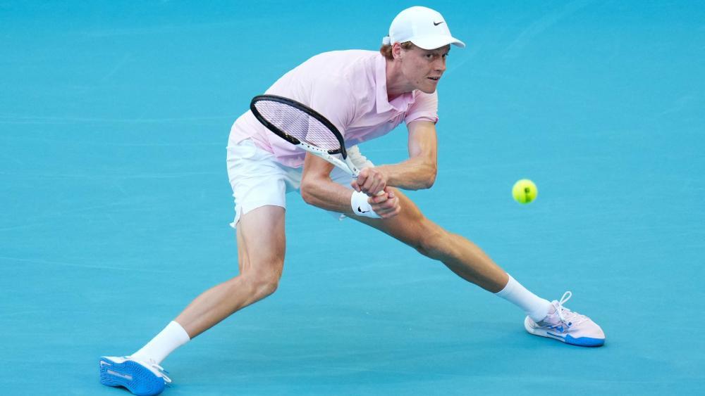 Jannik Sinner wirft gegen Frances Tiafoe alles in die Waagschale. © APA / RICH STORRY