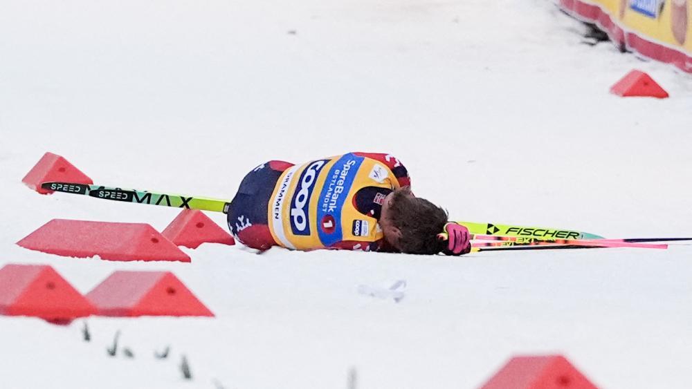 Johannes Høsflot Klæbo (mit dem gelben Trikot) lag lange am Boden. © APA/afp / LISE ASERUD