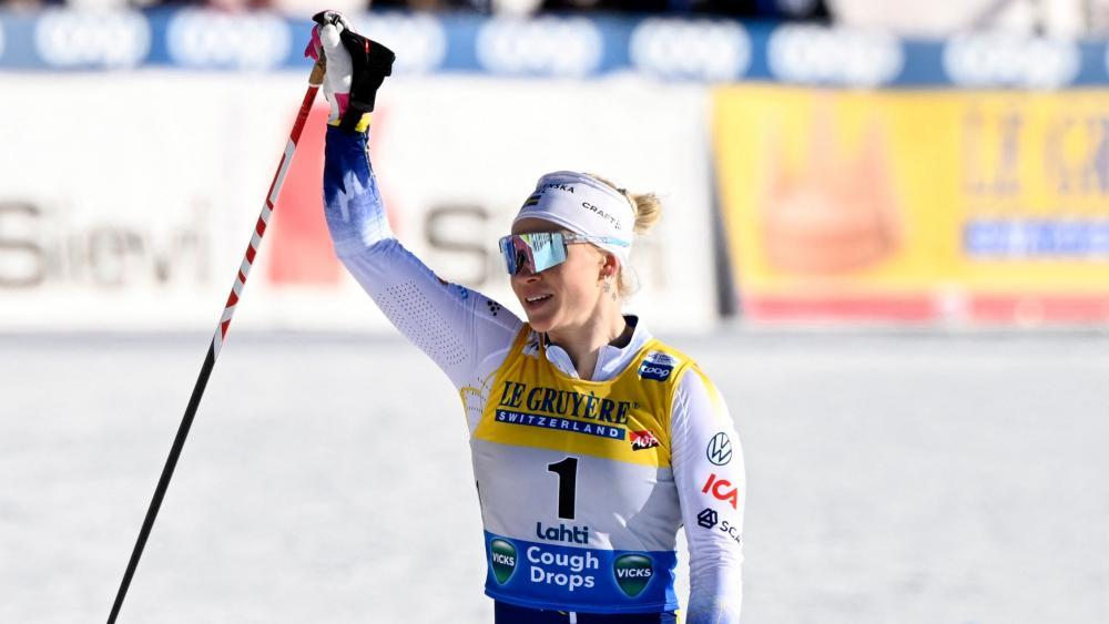 Jonna Sundling jubelt im Sprint von Lahti. © APA/afp / EMMI KORHONEN
