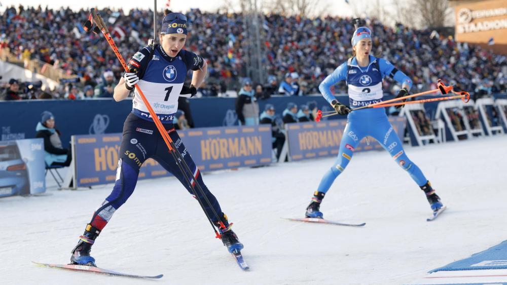 Julia Simon und Lisa Vittozzi (hinten) zählen auch am Samstag zu den Anwärterinnen auf das Podest. © ANSA / TOMS KALNINS