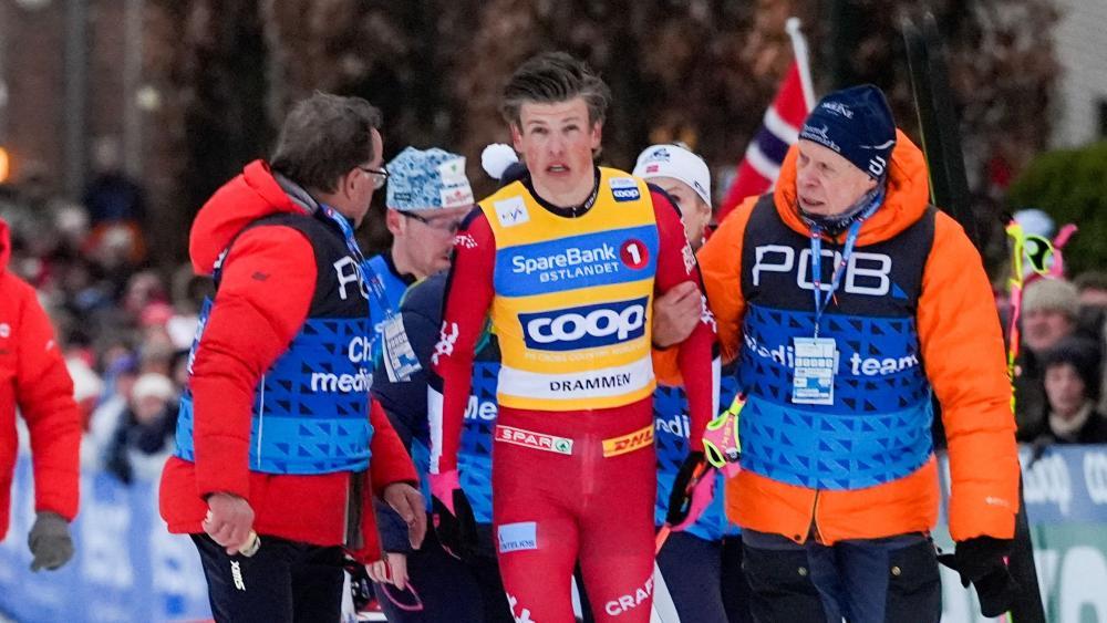 Klæbo  verließ ziemlich mitgenommen den Zielraum. © APA/afp / LISE ASERUD