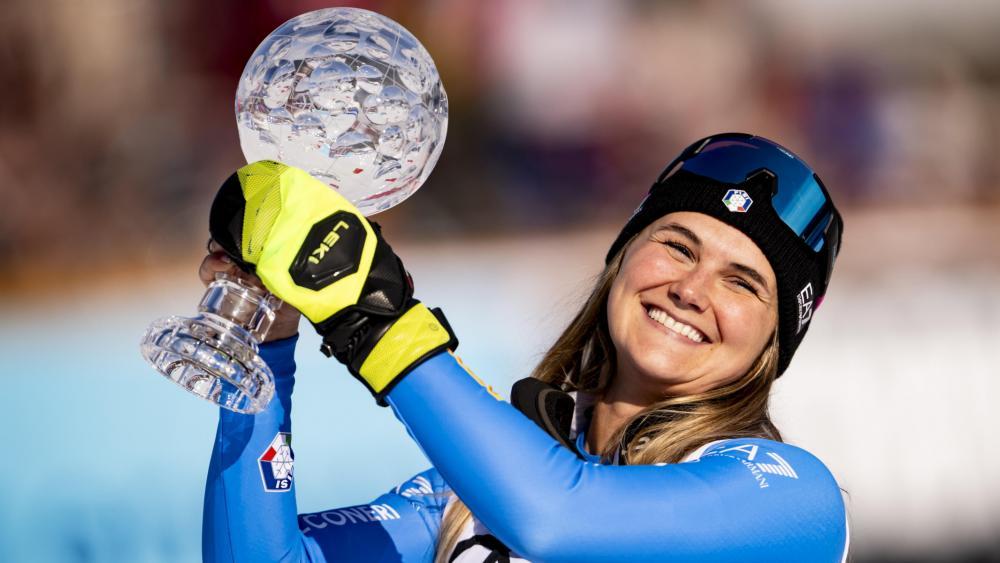 Laura Pirovano strahlt mit der Kugel in der Hand. © ANSA / JEAN-CHRISTOPHE BOTT