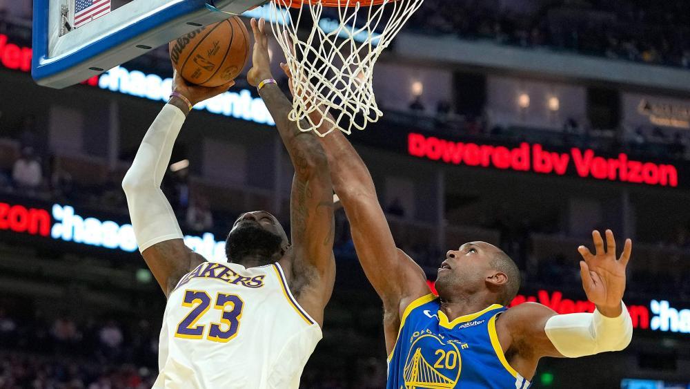 LeBron James (links) feierte mit den LA Lakers einen Auswärtssieg. © APA / THEARON W. HENDERSON