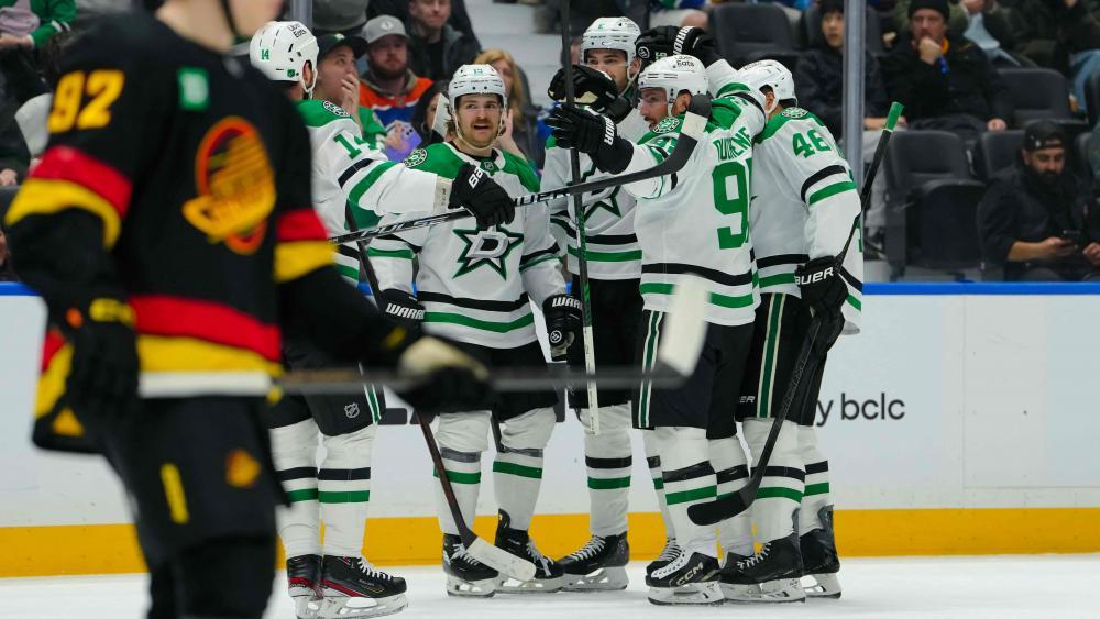 Lian Bichsel (Mitte) wird von seinen Dallas-Teamkollegen gefeiert. © APA / DEREK CAIN