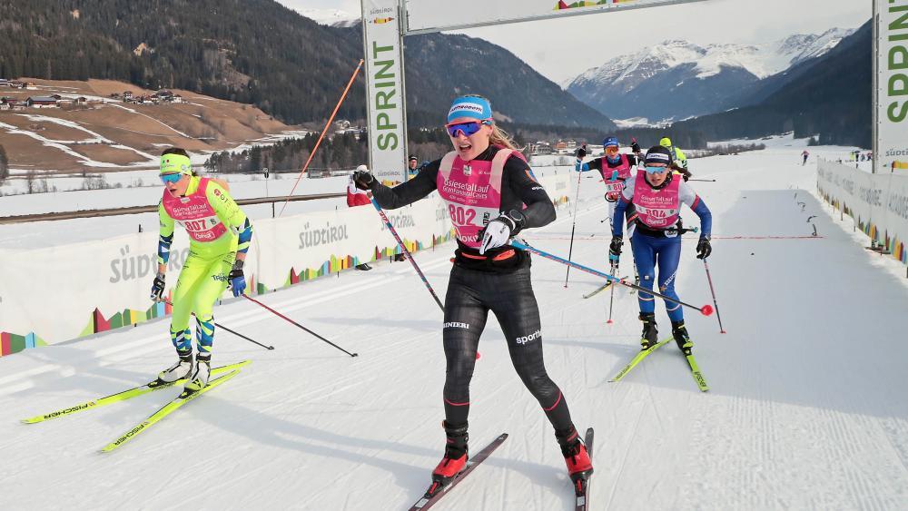 Lieferten sich über 42 Kilometer einen spannenden Kampf (v.l.): Julia Kuen, Martina Di Centa und Martina Bellini. © Newspower.it