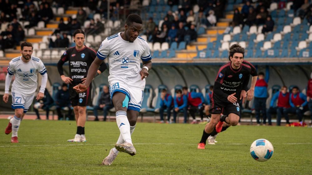 Mamdou Ngom erzielte in dieser Szene sein erstes Tor für Obermais. Zum Sieg reichte es aber nicht. © P. Schwienbacher