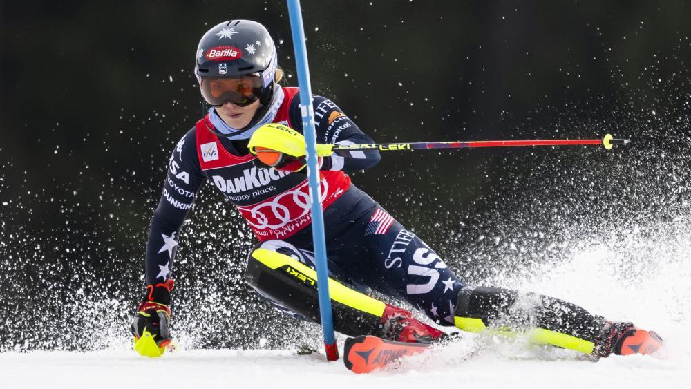 Mikaela Shiffrin zeigte in Durchgang ein, warum sie die beste Slalomläuferin ist. © ANSA / JEAN-CHRISTOPHE BOTT