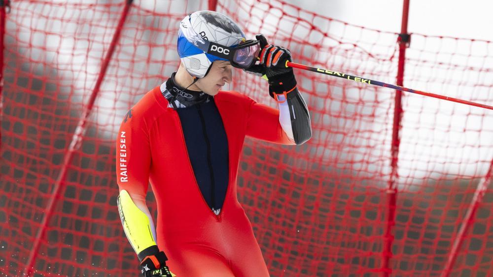 Mit offenem Anzug und ohne Startnummer rutschte Marco Odermatt ins Ziel. © ANSA / JEAN-CHRISTOPHE BOTT