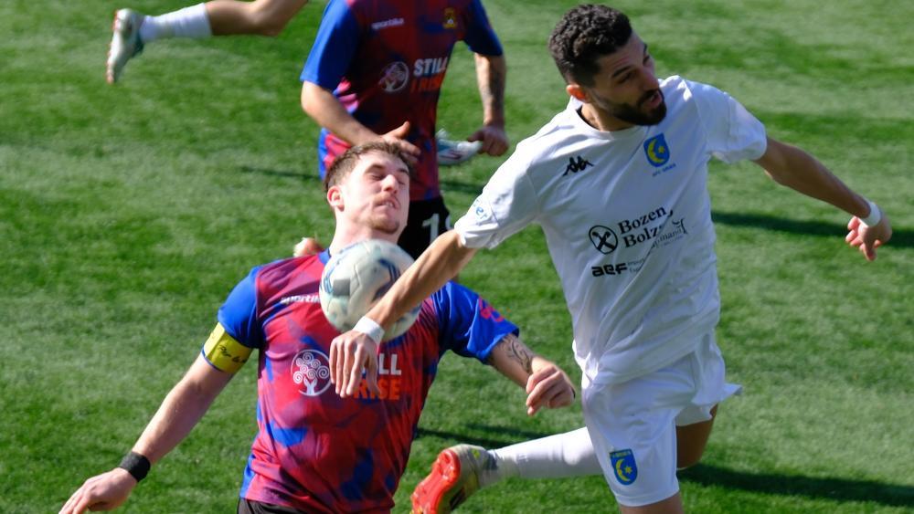 Neugries-Kapitän Simone Secchiero (links) und Gries-Verteidiger Yaser Zouhair (rechts). M. Dorn