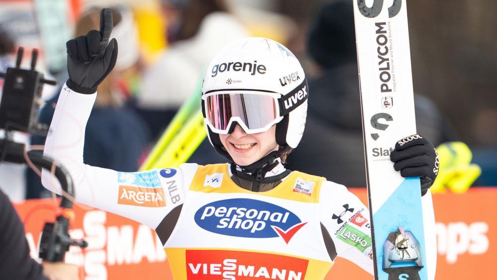 Nika Prevc ist die gefeierte Gesamtweltcupsiegerin. © APA / GEORG HOCHMUTH