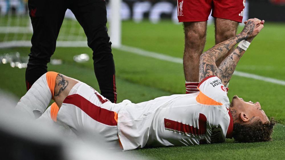 Noa Lang krümmte sich im Champions-League-Spiel vor Schmerz am Boden. © APA/afp / PAUL ELLIS