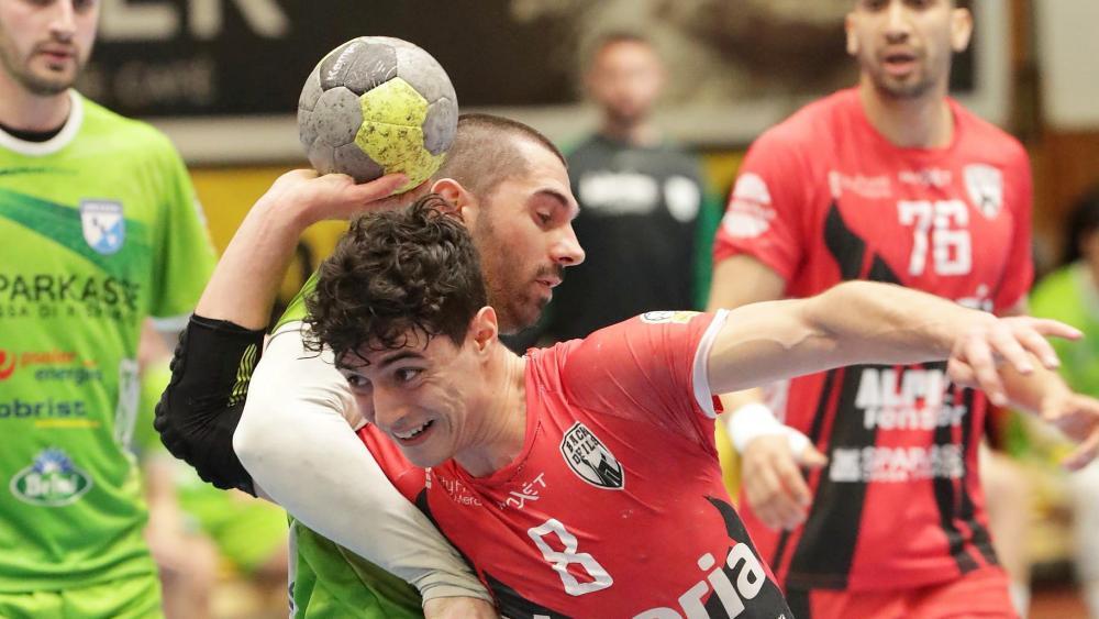 Roberto Conte (vorne) und Meran gewannen das Derby gegen den SSV Brixen.