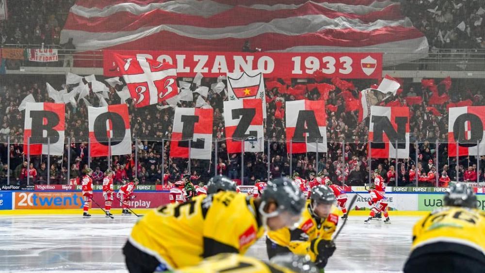 Schon zwei Mal war die Bozner Arena mit fast 7.000 Fans ausverkauft. Weitere „Sold out“ dürften in den Playoffs folgen. © HCB