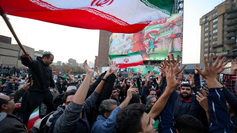 So feierten die Iraner nach der WM-Qualifikation. Ob das Land tatsächlich mitspielen wird, ist fraglich. © APA/afp / ATTA KENARE