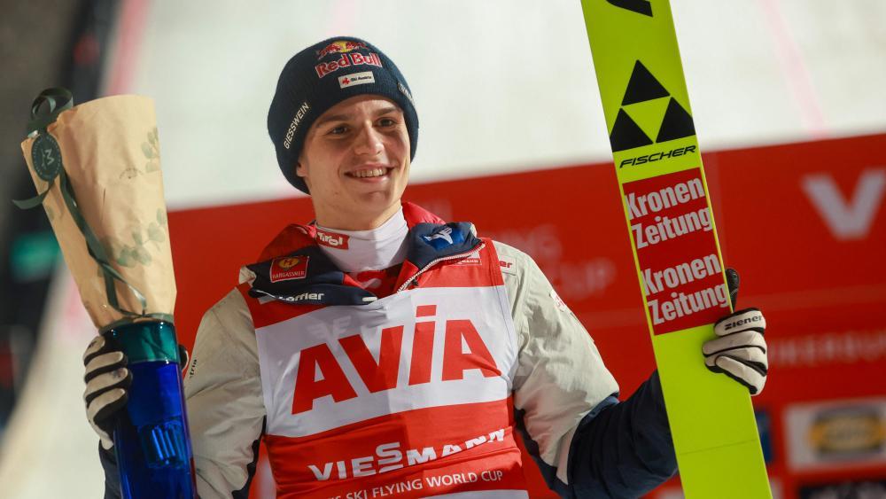 Stephan Embacher freut sich über seinen Premierensieg. © APA/afp / TROND R TEIGEN