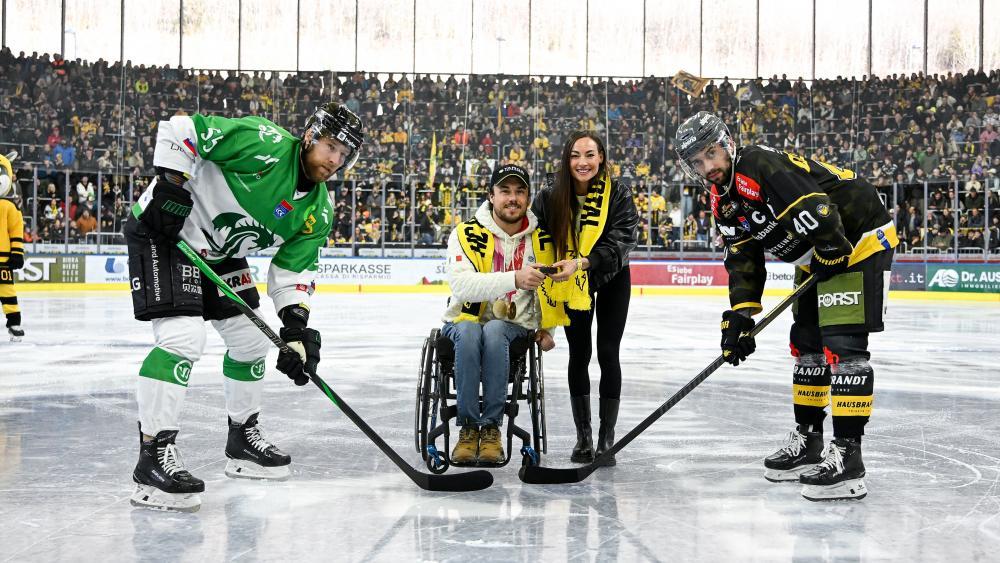 Symbolischer Puckdrop in der Intercable Arena, von links: Olimpija-Kapitän Robert Sabolic, Para-Athlet René De Silvestro, Dorothea Wierer und Pustertal-Kapitän Raphael Andergassen. © Iwan Foppa / HCP