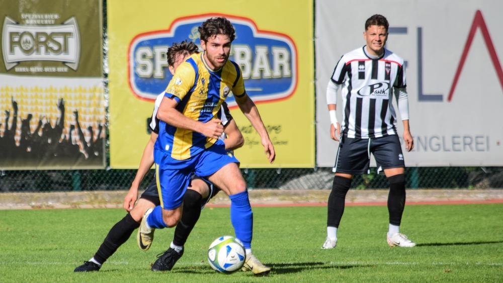 Tobias Pichler (am Ball) feierte mit Naturns den zweiten Derbysieg binnen weniger Tage.