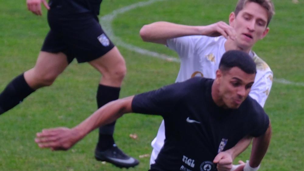 Torschützen unter sich: Hamza Ech Cheikh (Nals, vorne) gegen Julian Dezini (Auer, hinten).