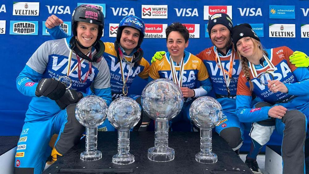 Vier Kristallkugeln auf einen Blick: Italiens Snowboarder strahlen. © FISI