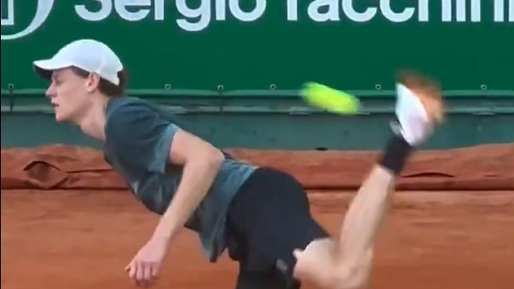 Akrobatische Einlage von Jannik Sinner.