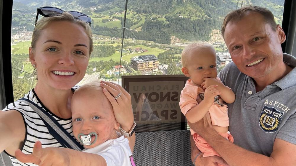 Alexander Manninger mit seiner Frau Emily und den beiden Söhnchen. © E. Manninger / Social Media