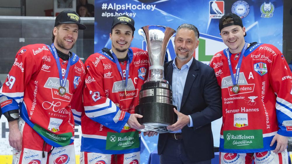 AlpsHL-Commissioner Michael Suttnig überreichte Grödens Kapitän Simon Pitschieler im Beisein der beiden Assistenzkapitäne Hannes Kasslatter (links) und Julian Senoner (rechts) die Meistertrophäe. © Max Pattis