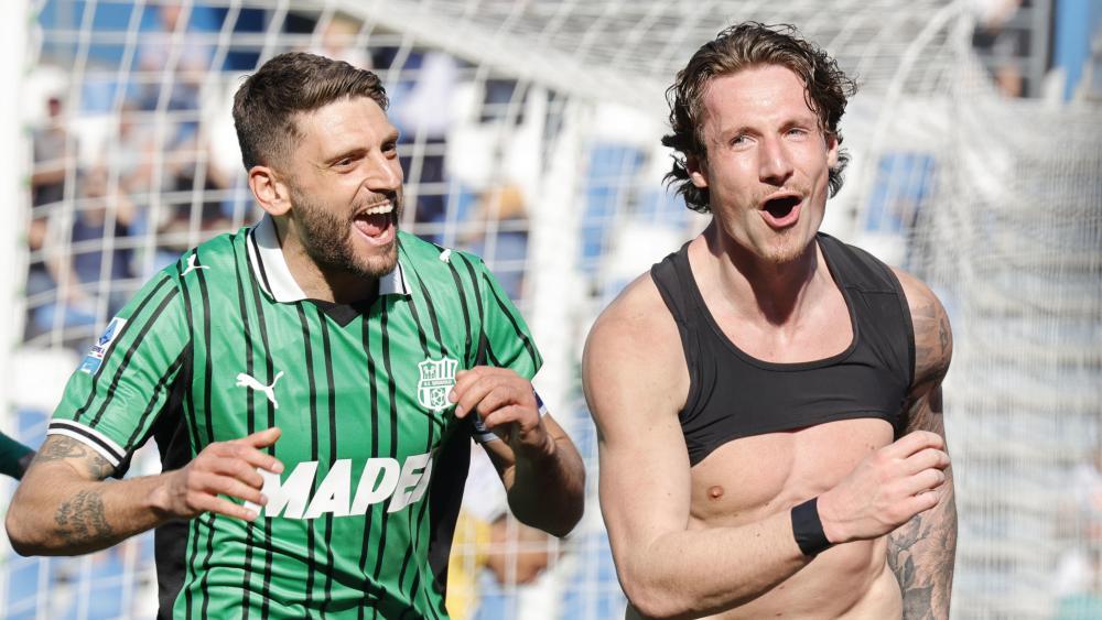 Andrea Pinamonti (rechts) jubelt mit Domenico Berardi über das Siegtor. © ANSA / ELISABETTA BARACCHI