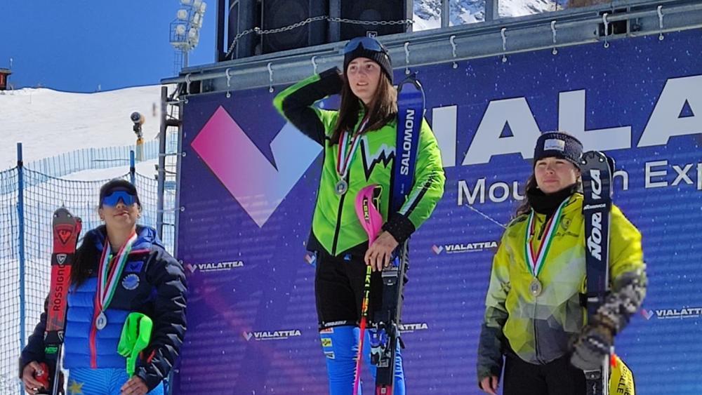 Anna Trocker (Mitte) und Celina Haller (rechts) überzeugten im Ski alpin.