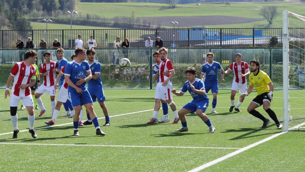Bruneck (in blau) siegte auch im Heimspiel gegen Voran Leifers. © David Laner
