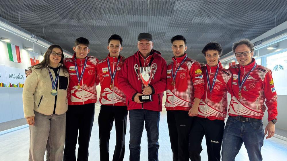 Das Junioren-Team des SC Curling Südtirol, von links Camilla Gilberti (Trainerin),  Michael Bacher, Simone Paolazzi, Hubert Trenker  (Präsident), Alessandro Paolazzi, Ivan Künigl und Christoph Fink (Trainer).