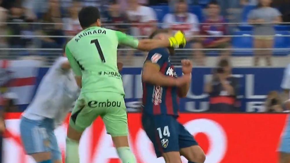 Der brutale Schlag der Torhüters.