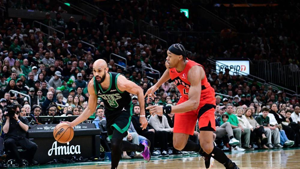 Derrick White gewann mit den Boston Celtics gegen die Toronto Raptors um Scottie Barnes (rechts). © APA / JAIDEN TRIPI