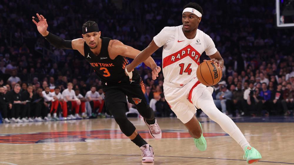 Die Raptors um Ja'kobe Walter (r.) müssen weiter um die Playoffs zittern. © APA / PAMELA SMITH