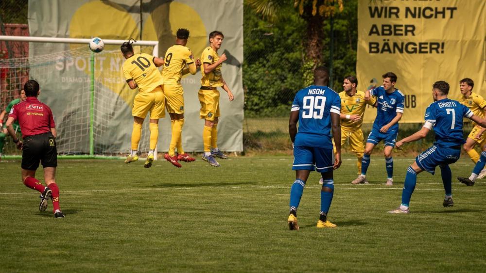 Edoardo Ghiotti (mit der Nummer 7) kam mit Obermais nicht über ein Remis hinaus. © Patrick Schwienbacher
