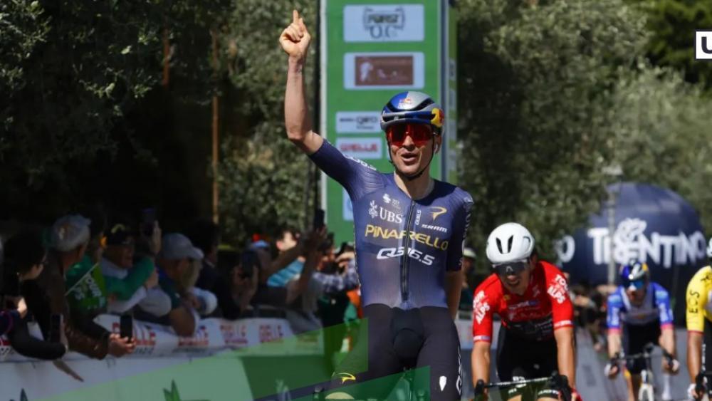 Ein strahlender Etappensieger in Arco. © Tour of the Alps