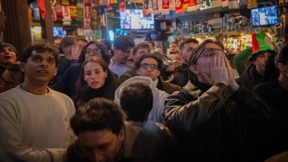 Entsetzen bei Italiens Fußballfans: Die Squadra Azzurra fährt nicht zur WM. © APA/afp / TIZIANA FABI