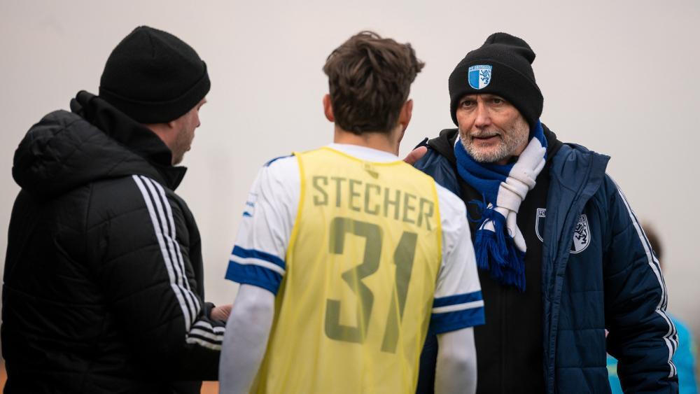 FCO-Coach Flavio Toccoli gratuliert Tizian Stecher zum Doppelpack, muss aber mit einem Punkt zufrieden sein. © P. Schwienbacher