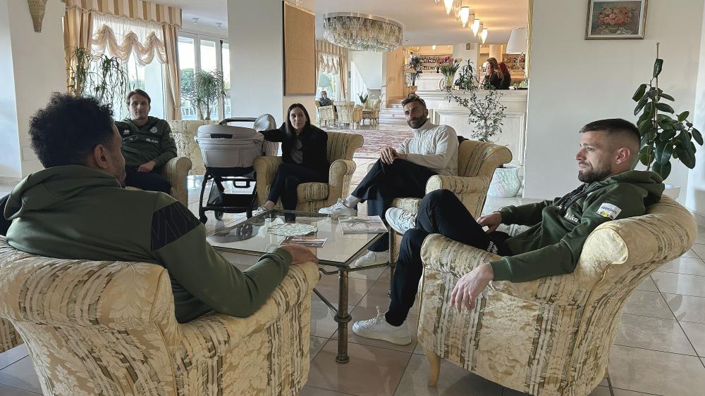 FCS-Aufstiegsheld Alessandro Fabbri (2.v.r.) schaute mit seiner Familie bei seinem Ex-Team vorbei.