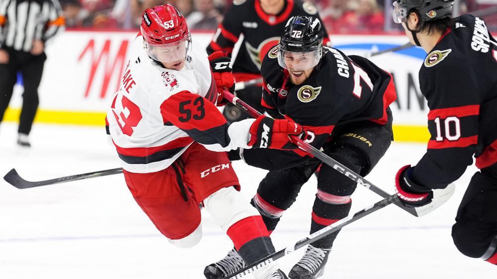 Jackson Blake (r.) und Senators-Crack Thomas Chabot werden sich auch weiterhin nichts schenken. © APA / TIM AUSTEN/FREESTYLE PHOTO