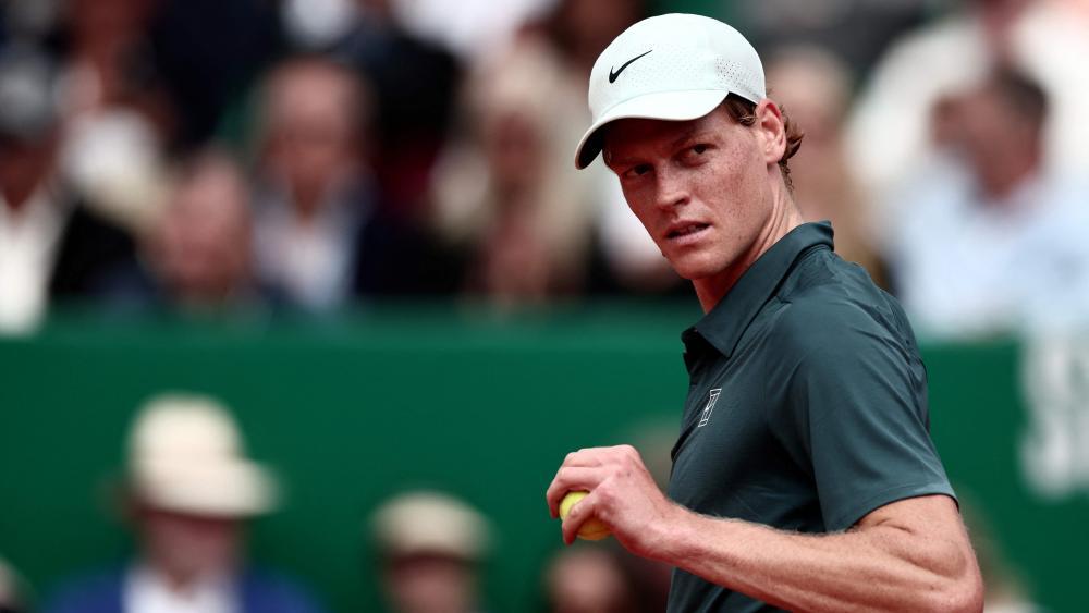 Jannik Sinner hat Alexander Zverev aus dem Turnier gekegelt. © APA/afp / THIBAUD MORITZ